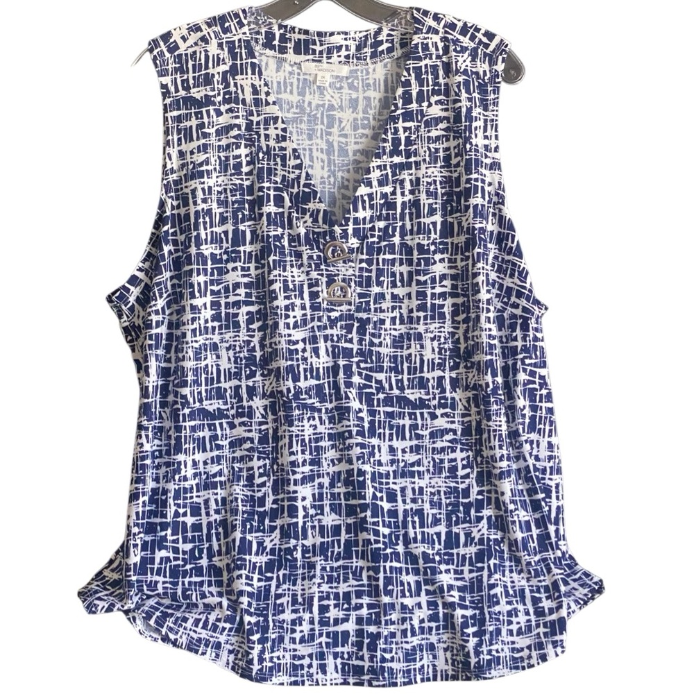 89th & Madison Navy and White Printed Toggle Top. Size 2X.